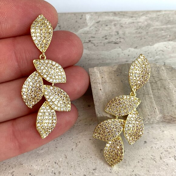 NEW~ Anthropologie SHASHI Gold Pavé Crystal Leaf Dangle Earrings - Picture 3 of 12